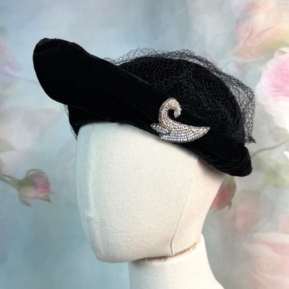 Vintage Avant Garde Black Velvet Sculptural Beaded Accent Netting Hat - Picture 1 of 6